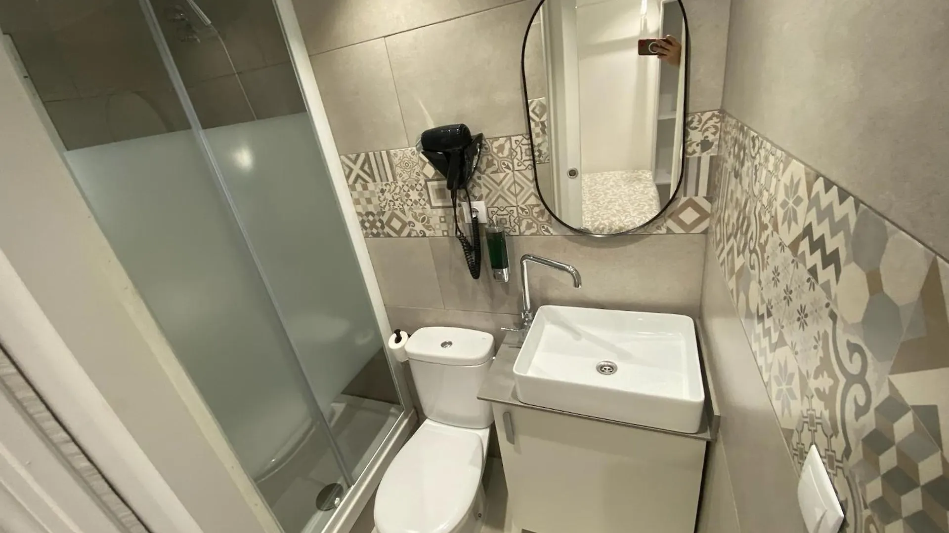 Suites Nuevas Con Bano Privado Frente Al Metro St Mwc Barcelona-Fira L'Hospitalet de Llobregat Apartment