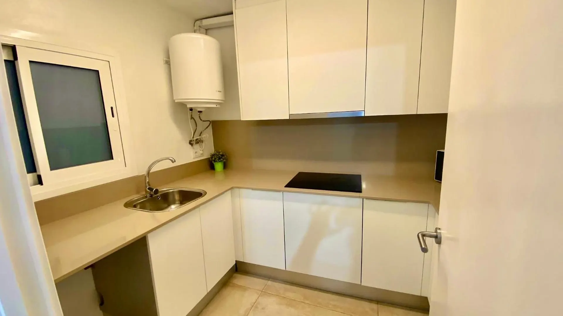 Suites Nuevas Con Bano Privado Frente Al Metro St Mwc Barcelona-Fira L'Hospitalet de Llobregat Spain