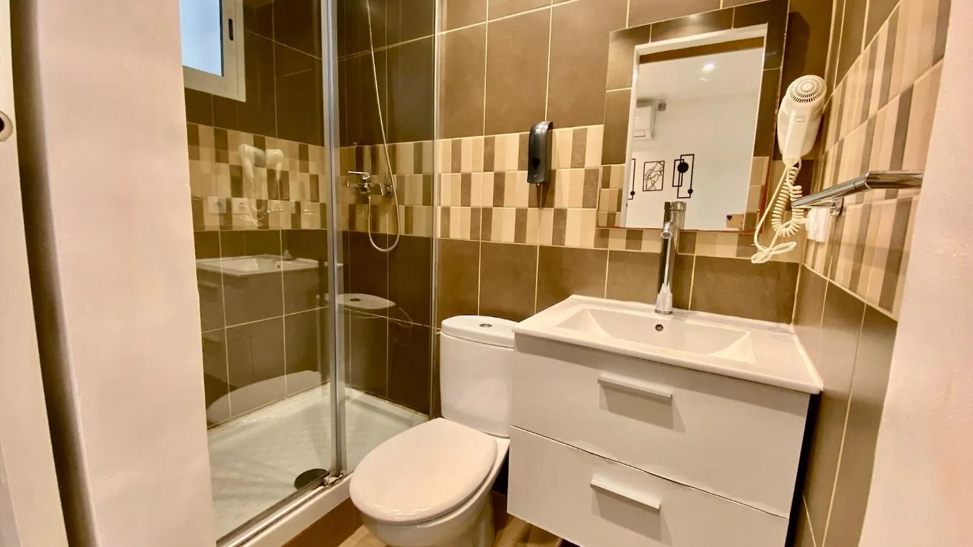 Suites Nuevas Con Bano Privado Frente Al Metro St Mwc Barcelona-Fira L'Hospitalet de Llobregat Apartment