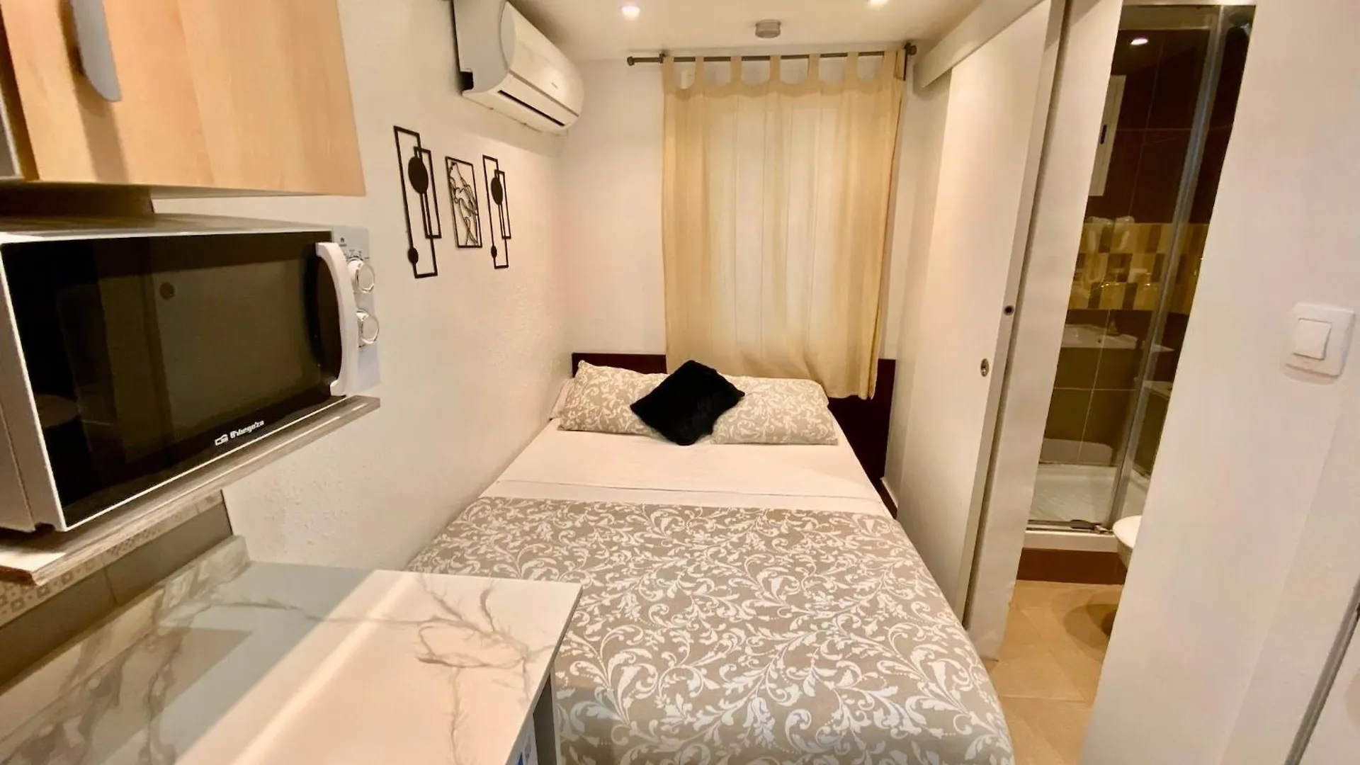 Suites Nuevas Con Bano Privado Frente Al Metro St Mwc Barcelona-Fira L'Hospitalet de Llobregat Apartment