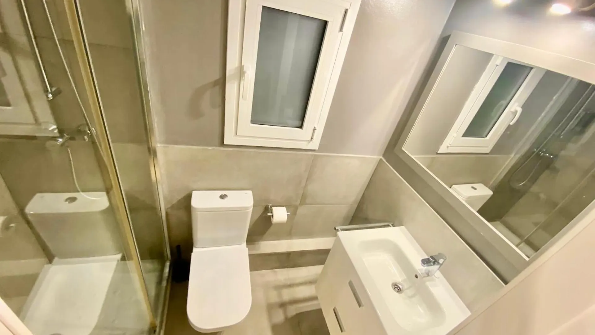 Suites Nuevas Con Bano Privado Frente Al Metro St Mwc Barcelona-Fira L'Hospitalet de Llobregat Spain