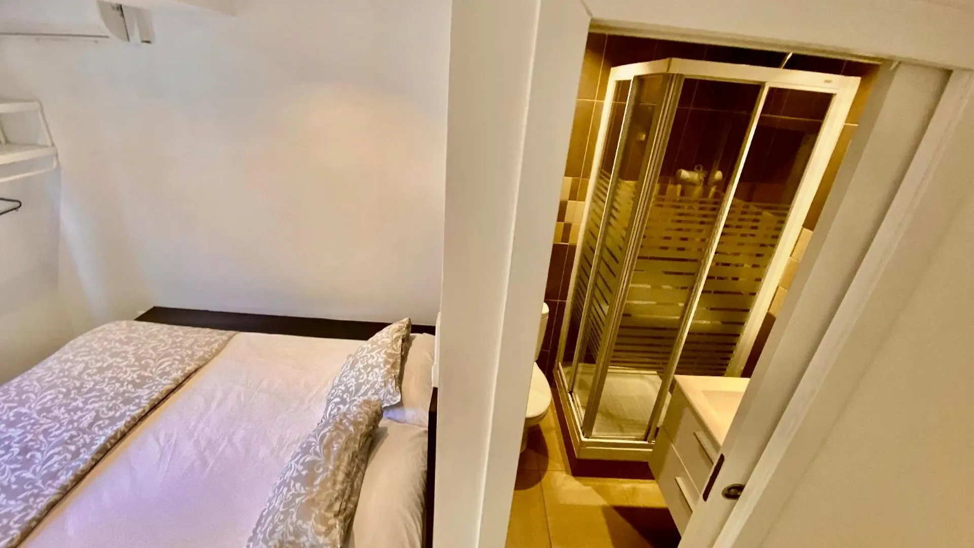Suites Nuevas Con Bano Privado Frente Al Metro St Mwc Barcelona-Fira L'Hospitalet de Llobregat Apartment