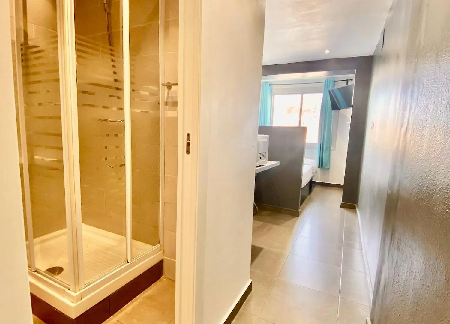 Suites Nuevas Con Bano Privado Frente Al Metro St Mwc Barcelona-Fira L'Hospitalet de Llobregat Apartment