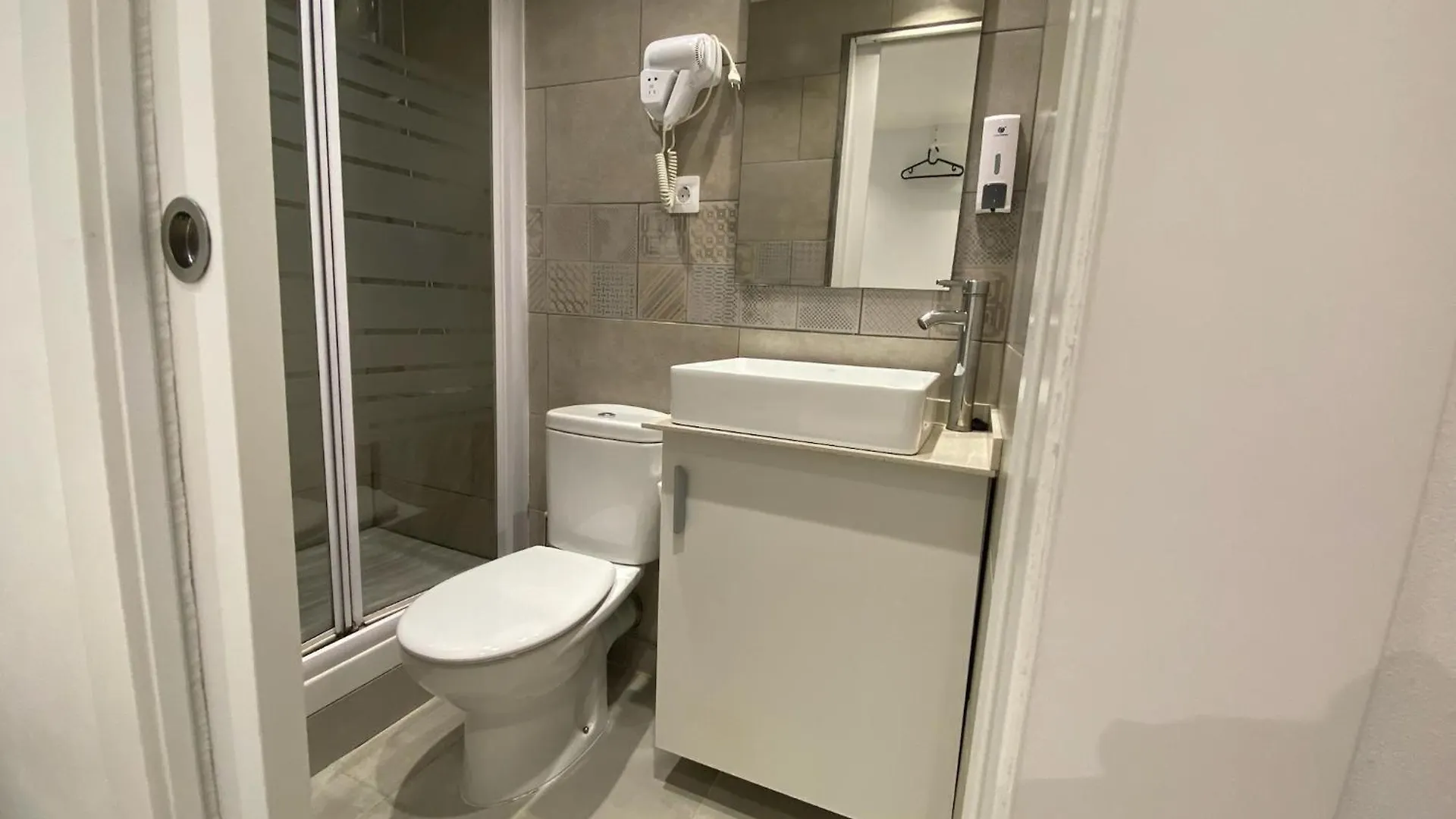 Suites Nuevas Con Bano Privado Frente Al Metro St Mwc Barcelona-Fira L'Hospitalet de Llobregat 0*,  Spain