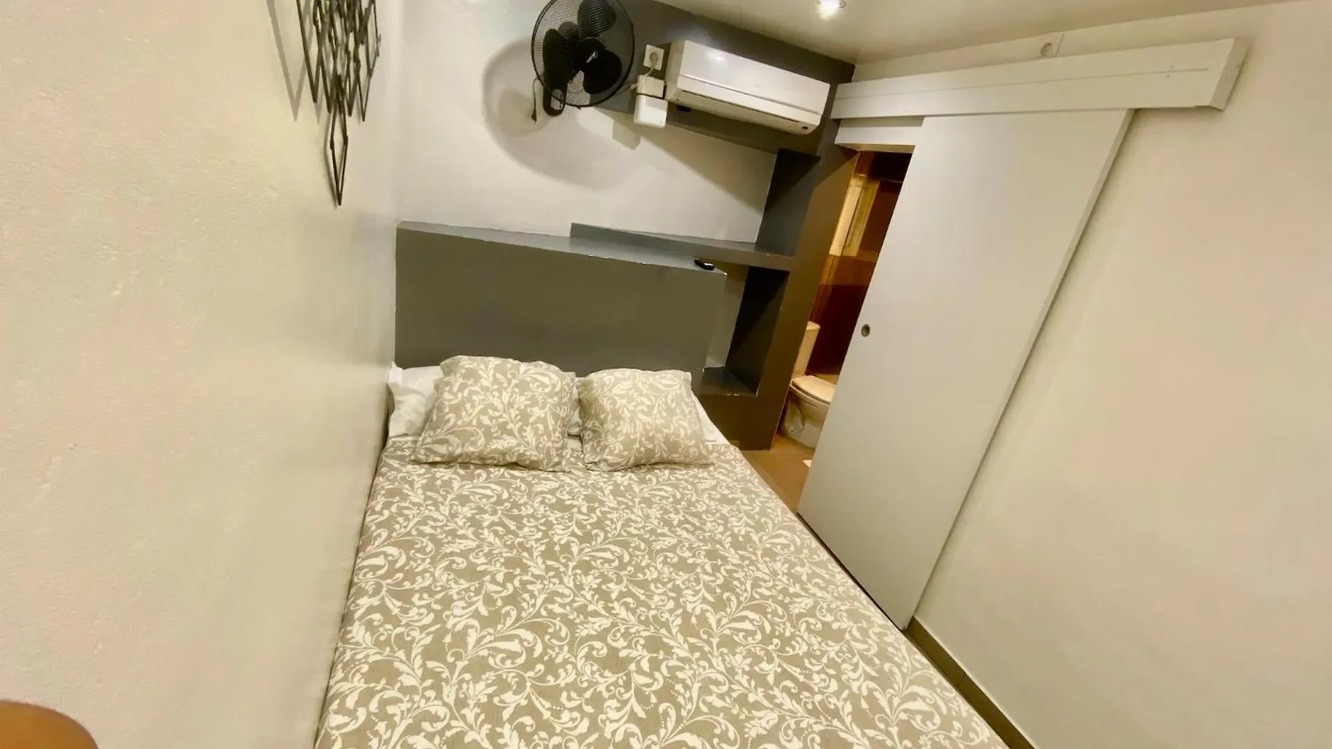 Suites Nuevas Con Bano Privado Frente Al Metro St Mwc Barcelona-Fira L'Hospitalet de Llobregat 0*,