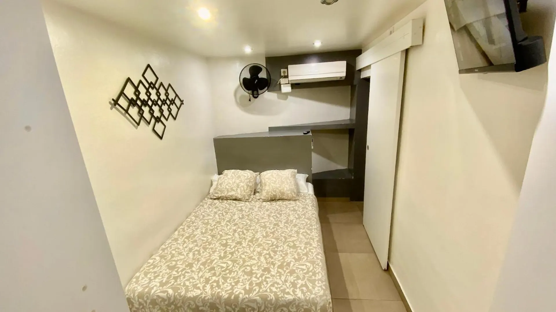 Suites Nuevas Con Bano Privado Frente Al Metro St Mwc Barcelona-Fira L'Hospitalet de Llobregat 0*,  Spain