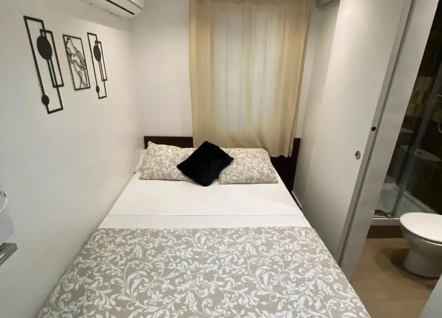 Suites Nuevas Con Bano Privado Frente Al Metro St Mwc Barcelona-Fira L'Hospitalet de Llobregat 0*,  Spain