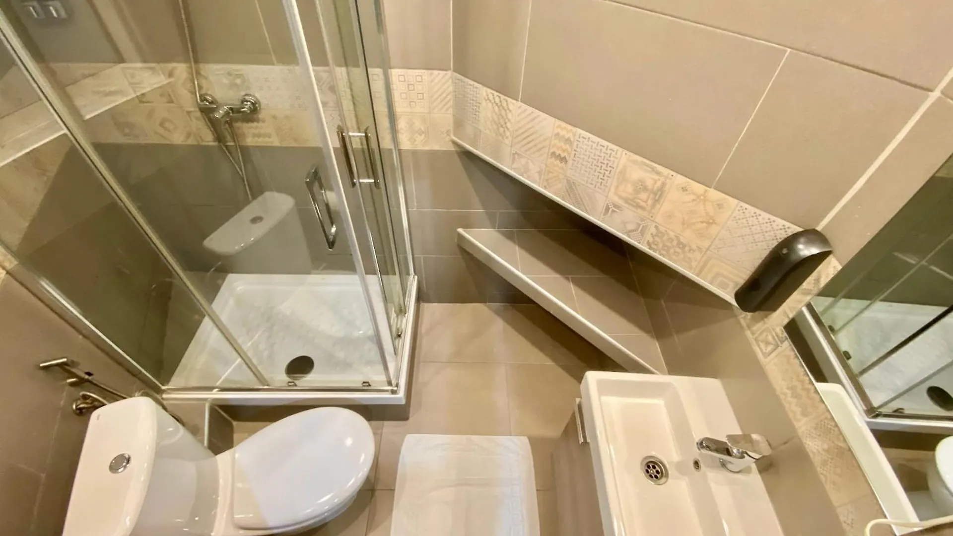 Apartment Suites Nuevas Con Bano Privado Frente Al Metro St Mwc Barcelona-Fira L'Hospitalet de Llobregat