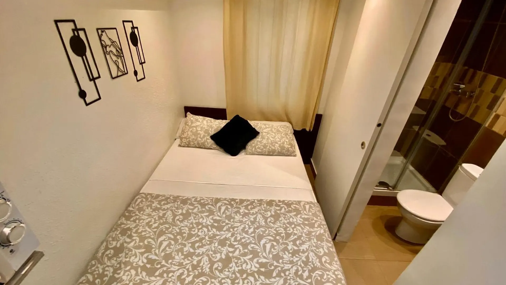 Suites Nuevas Con Bano Privado Frente Al Metro St Mwc Barcelona-Fira L'Hospitalet de Llobregat Apartment
